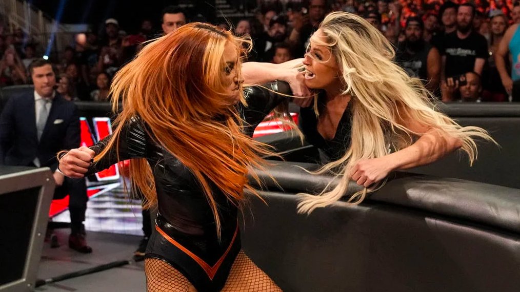 Becky Lynch vs Trish Stratus